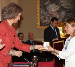 La Reina entrega el Premio a la candidatura de Ayuntamiento entre 10.001 y 100.000 habitantes a la alcaldesa de Cáceres, Elena Nevado